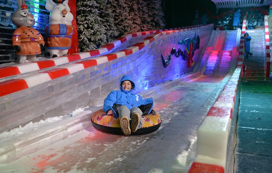 Tourists enjoy cool at ice paradise in Nanchang