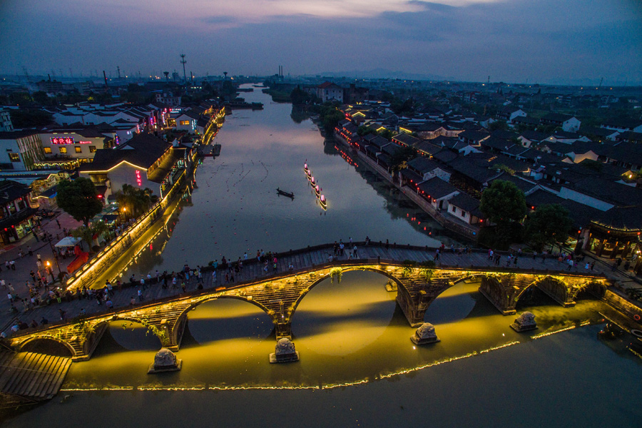 People enjoy night scenery in E China's Hangzhou