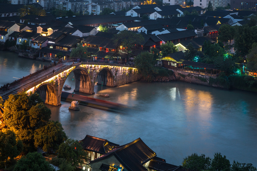 People enjoy night scenery in E China's Hangzhou