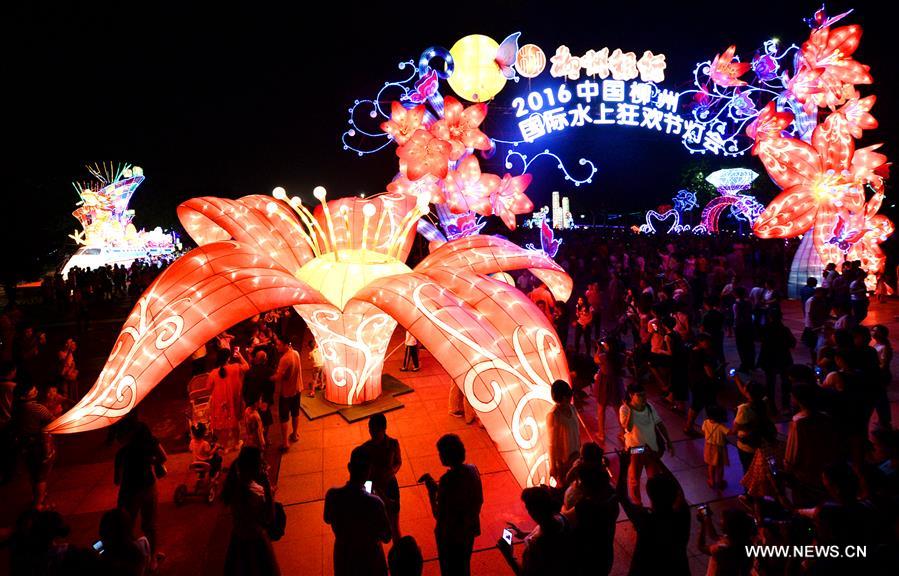 Colorful lanterns light up Liuzhou int'l water carnival in S China