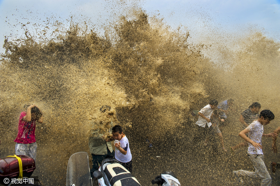 Meet Hangzhou's annual Qiantang River tidal bore