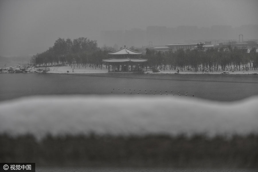 First snowfall blankets Xi'an