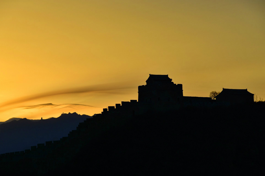 Wondrous winter sunrise and sunset at Jinshanling Great Wall