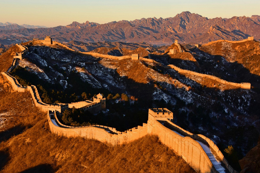 Wondrous winter sunrise and sunset at Jinshanling Great Wall
