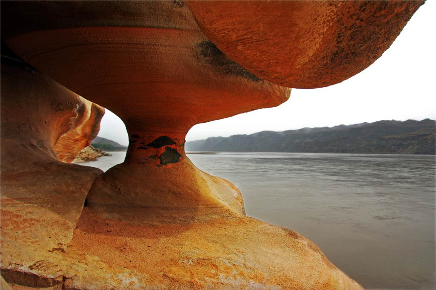 Magnificent natural cliff patterns along the Yellow River