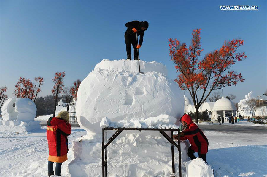 Snow sculpture competition held in Heilongjiang