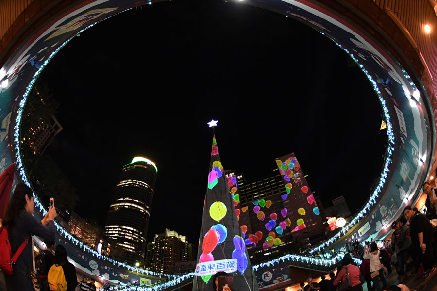 Light show in Taiwan greets Christmas