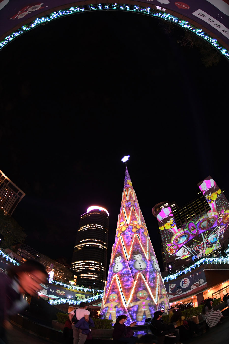 Light show in Taiwan greets Christmas