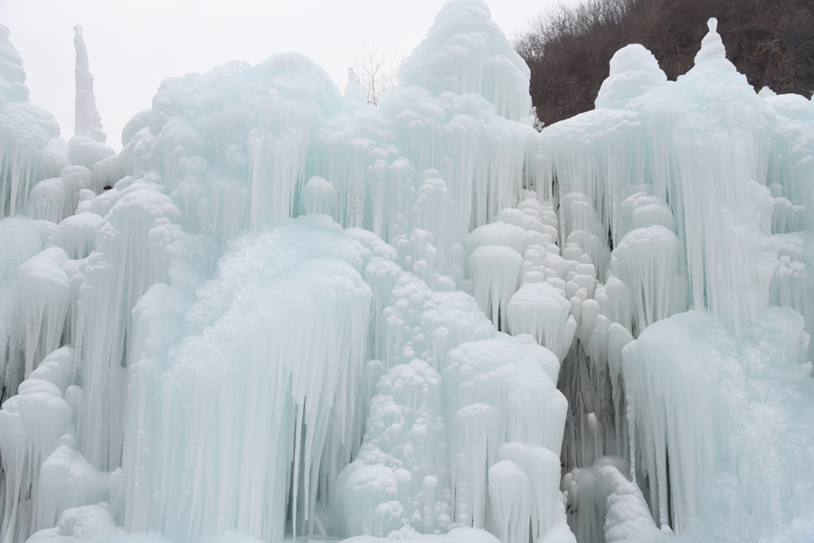 Ice cascade transforms Xinglong county into a dreamy, white world