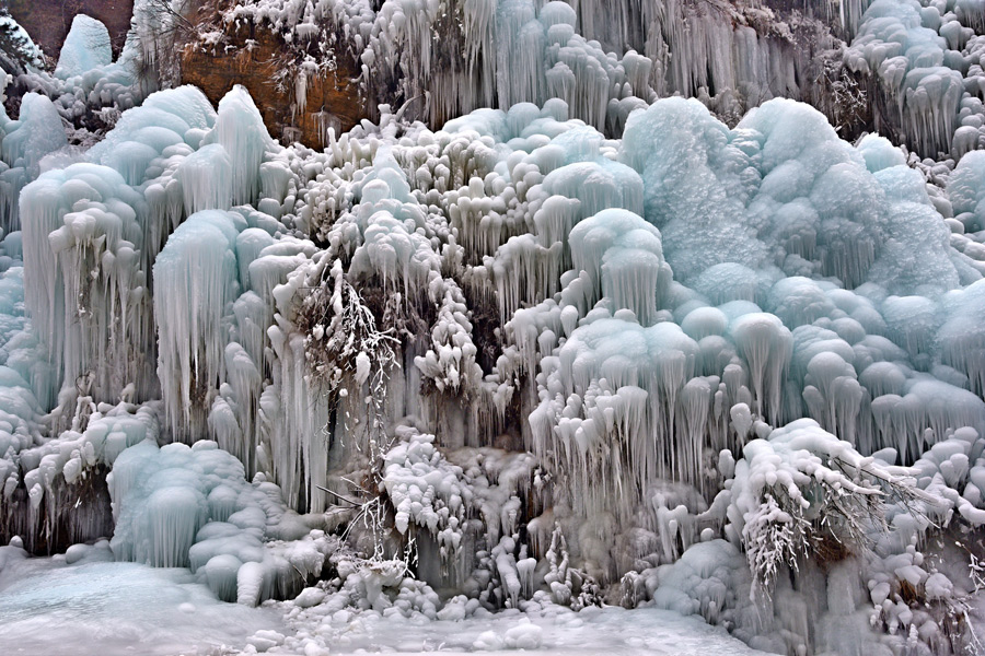 Ice cascade transforms Xinglong county into a dreamy, white world
