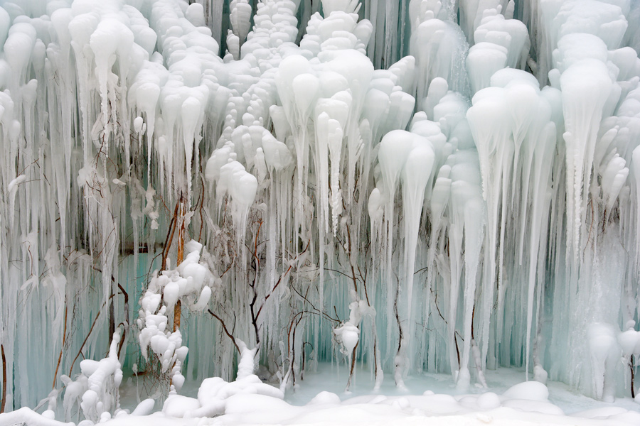 Ice cascade transforms Xinglong county into a dreamy, white world