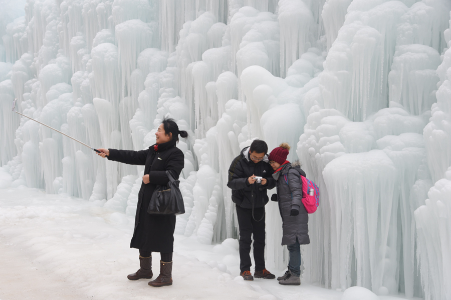 Ice cascade transforms Xinglong county into a dreamy, white world