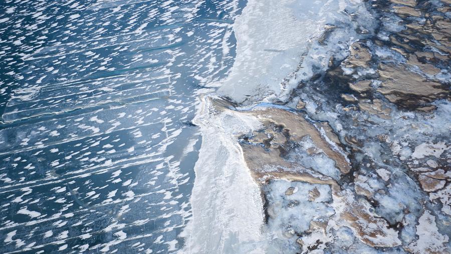 Amazing scenery of ice floating on Qinghai Lake