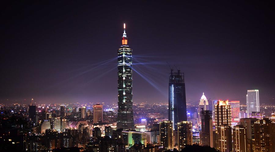 Light show illuminates Taipei 101 skyscraper