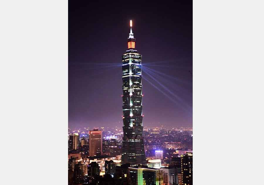 Light show illuminates Taipei 101 skyscraper