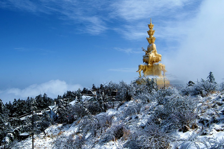 White snow turns Emei Mountain into a winter fairyland