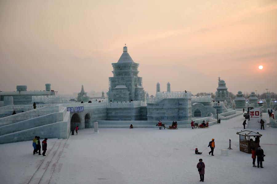 Harbin Ice and Snow World attracts tourists in Heilongjiang