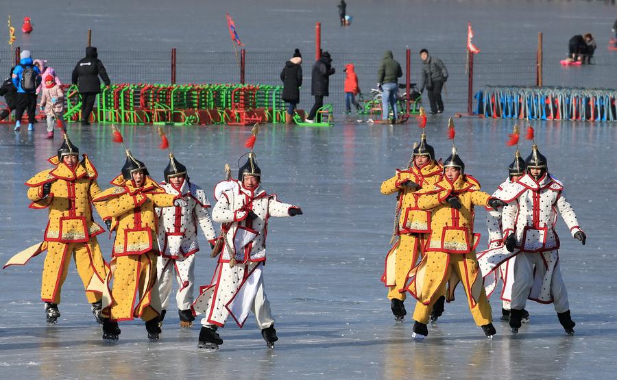 Park ice rinks open to public in Beijing