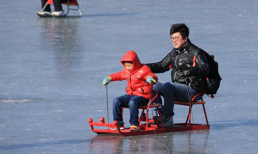 Park ice rinks open to public in Beijing