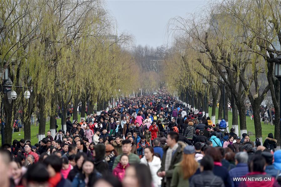 West Lake receives 632,500 tourists on Day 4 of Lunar New Year