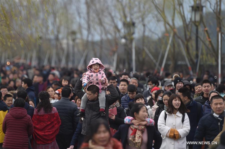 West Lake receives 632,500 tourists on Day 4 of Lunar New Year