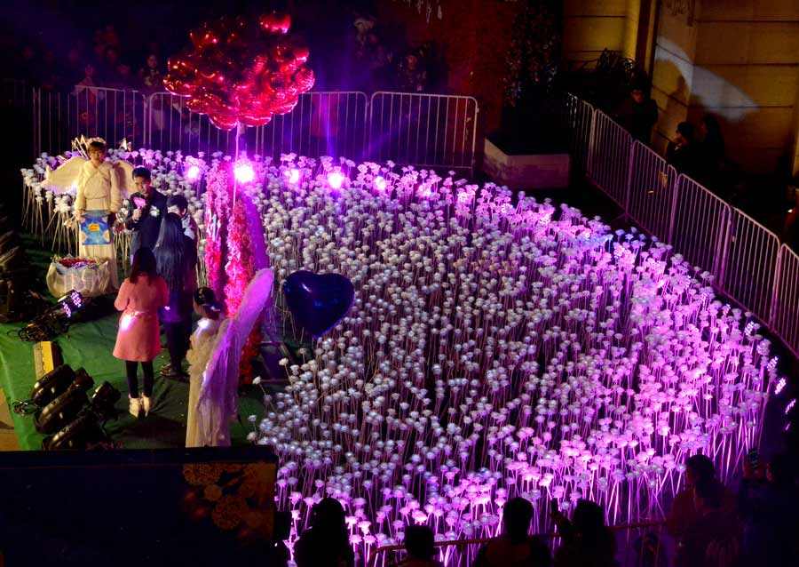 A sea of roses lights up Wuhan on Valentine's Day