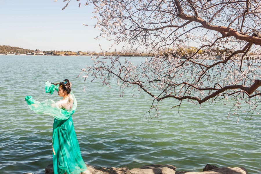 Admiring the spring scenery at the Summer Palace