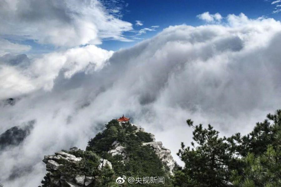 Mount Lushan in spectacular cloud