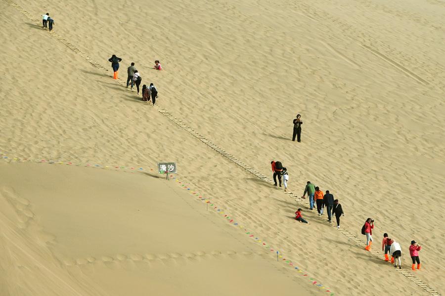 Gansu's Dunhuang sees surge in tourism thanks to Belt and Road Initiative