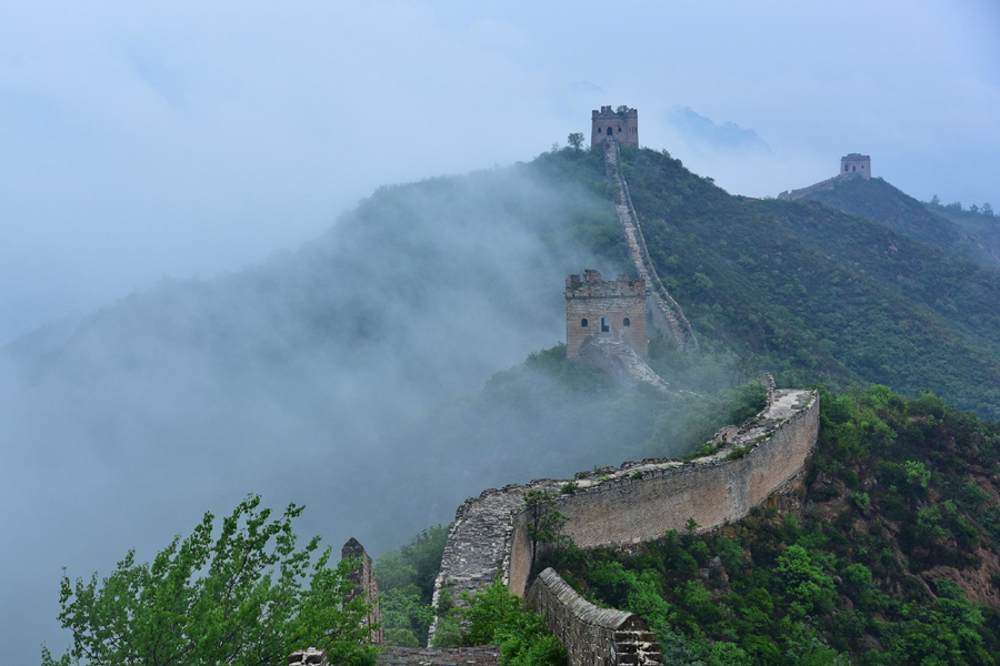 Breath-taking sea of clouds shrouds Jinshanling Great Wall