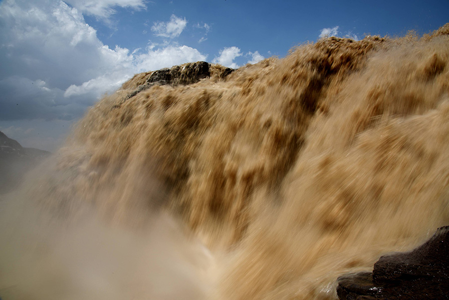 Heavy rain escalates power of Hukou falls