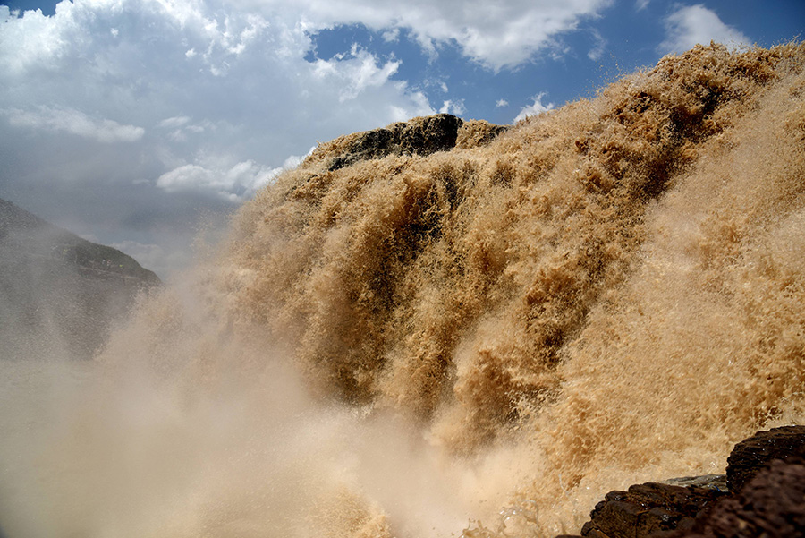 Heavy rain escalates power of Hukou falls