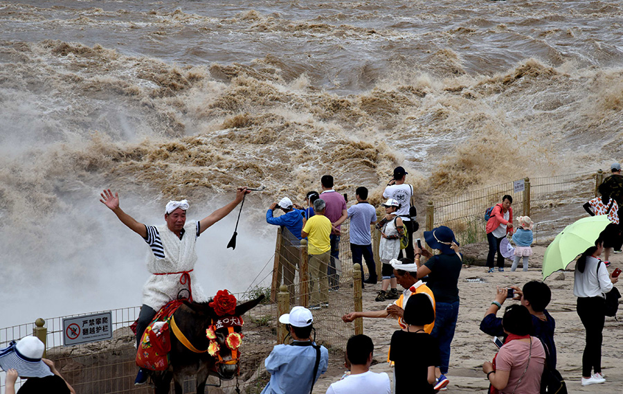 Heavy rain escalates power of Hukou falls