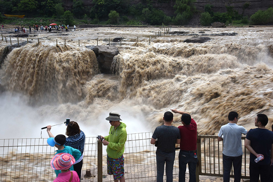 Heavy rain escalates power of Hukou falls