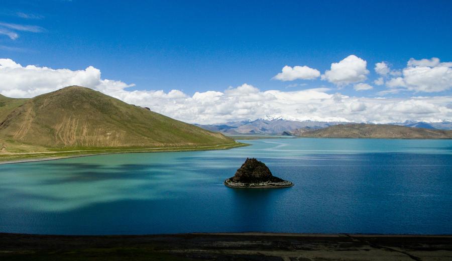 Tranquil summer view of Yamdroktso Lake in Tibet