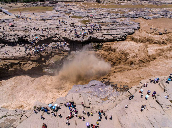 Hukou Waterfall reopens to visitors after flood