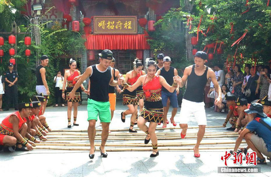 Men on high heels party in Hainan