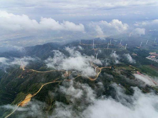 Sea of clouds dazzle Zhongtiao Mountain in N China