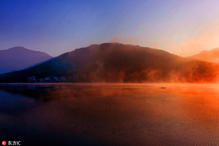 Morning mist reveals beauty of Huangshan Mountain