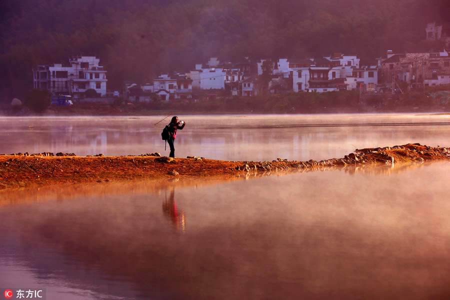 Morning mist reveals beauty of Huangshan Mountain