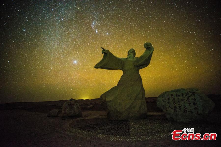 Starry sky creates fairyland in desert area of Dunhuang