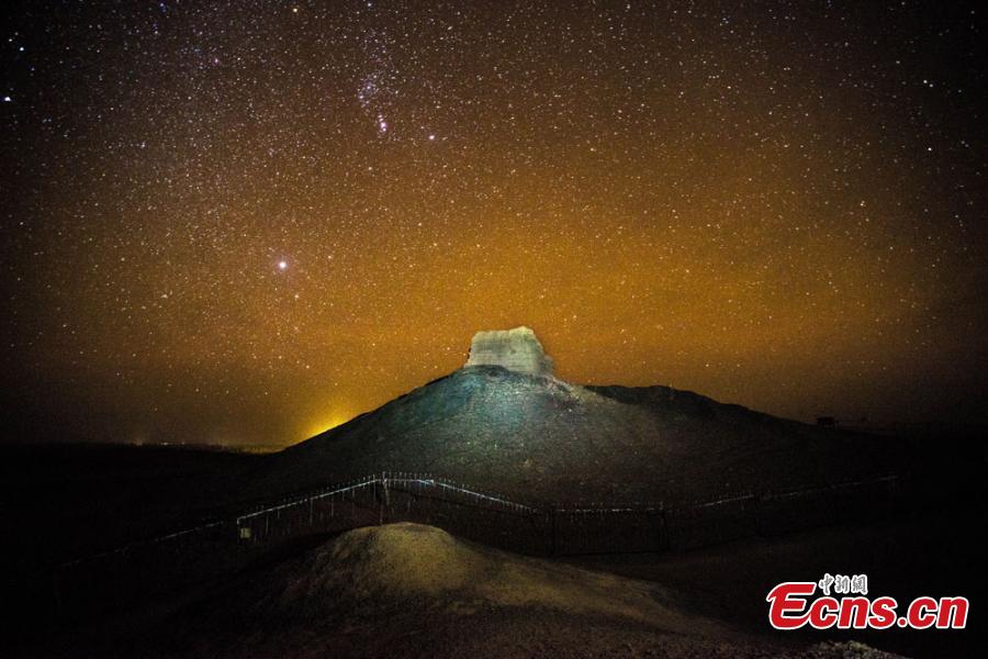 Starry sky creates fairyland in desert area of Dunhuang