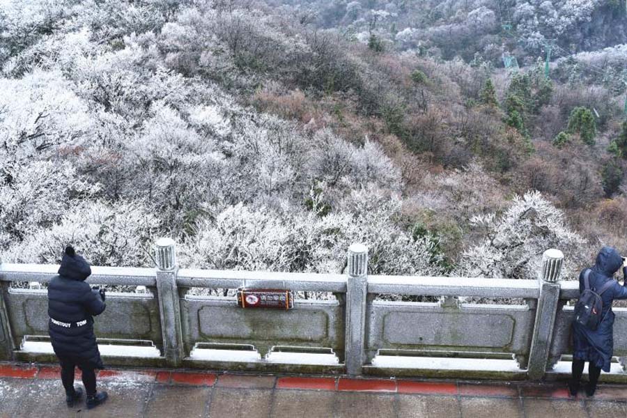 Rime turns Tianmen Mountain into winter wonderland