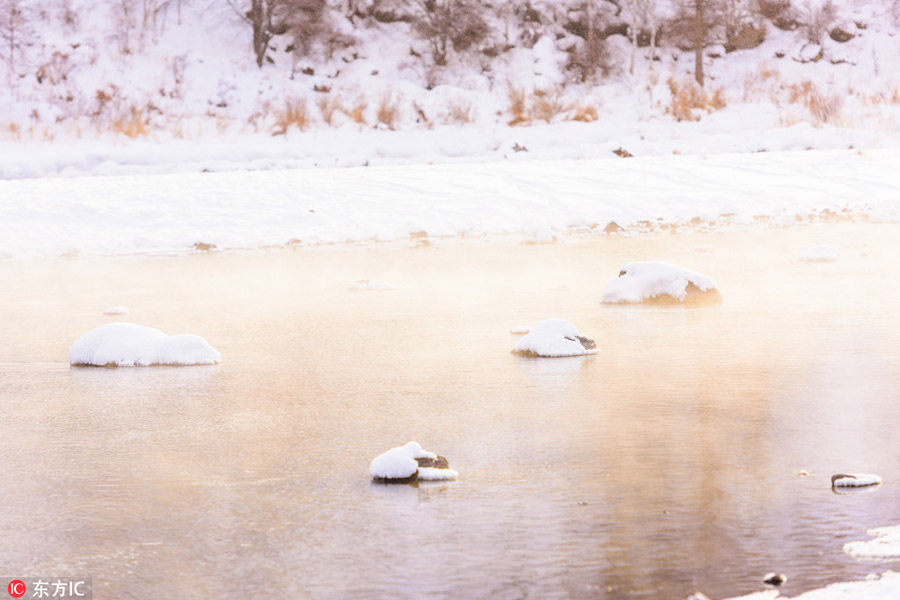 Hot water freezes midair in chilly North China