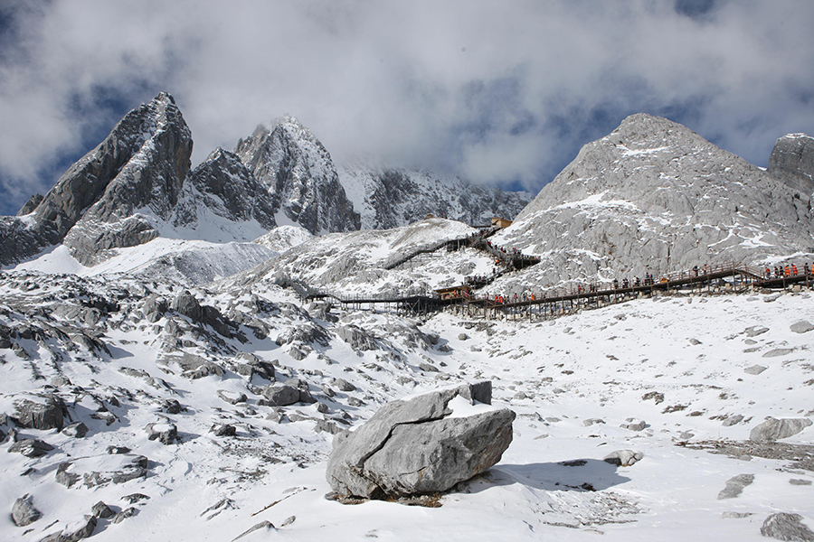 Frozen beauty of Yulong Snow Mountain draws crowds