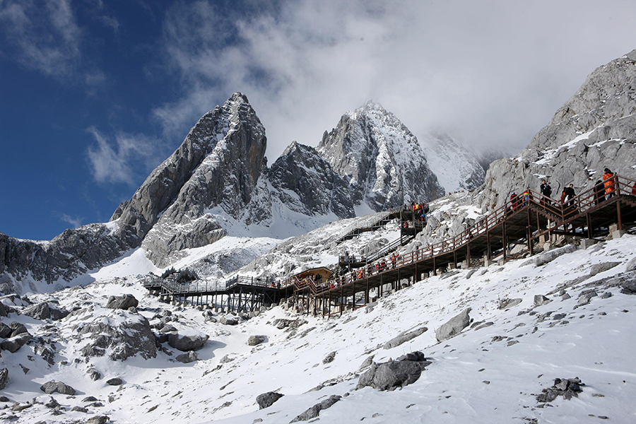 Frozen beauty of Yulong Snow Mountain draws crowds