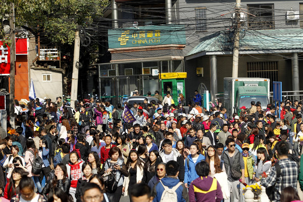 Fragrant Hills crowds