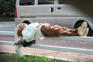 Trending: Woman sleeps on narrow fence