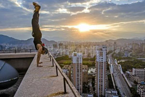 Trending: Man does handstands on edge of high-rise