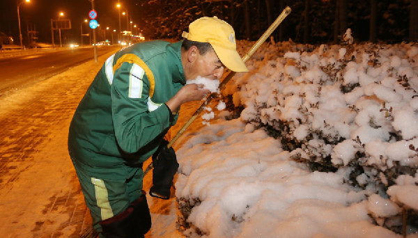 Trending: Cleaners eat snow to quench thirst